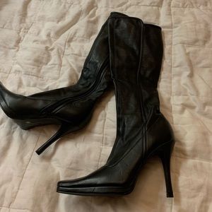 Size 6 Chinese Laundry healed black leather boots